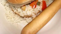 Pesan menu vegetarian, pasien ini kaget disajikan roti burger dan hotdog dengan nasi putih di dalamnya. Foto: Pool/Site