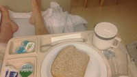 Terakhir restoran di Belgia ini sajikan menu layaknya makanan penjara bagi pasiennya. Hanya roti tawar dengan gula dan kopi instan.  Foto: Pool/Site