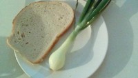 Di salah satu rumah sakit di Hungaria, menu makanan untuk pasien terdiri dari roti tawar hingga daun bawang yang belum dipotong. Foto: Pool/Site