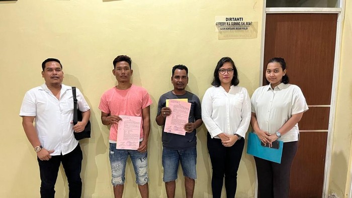 2 Agen pemberangkatan PMI saat diamankan di kantor polisi (Foto: Istimewa)