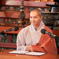 Di tengah popularitas sang biksu dan restoran ayahnya yang terancam bangkrut, karakter Lee Seung Gi terlibat skandal mengejutkan. Dalam sebuah siaran langsung, terungkap bahwa Ham Moon Seok punya anak yang dirahasiakan dari publik. Foto: dok. Lotte Entertainment