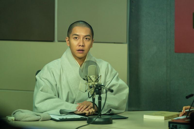 Penampilan Lee Seung Gi dalam film About Family.