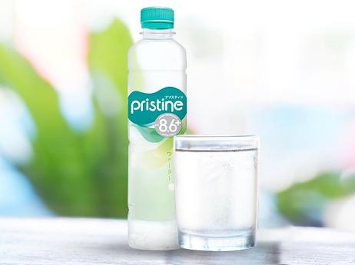 Air minum dalam kemasan Pristine.