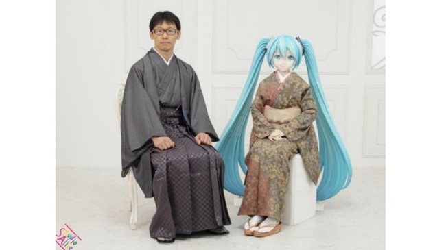 Akihido Kondo jadi sorotan karena kisah cintanya yang tidak biasa. Pada 2018, ia menikahi boneka Hatsuna Miku, karakter hologram yang hidup dalam gadget. Foto: Instagram Akihido Kondo