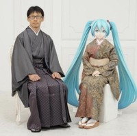 Akihido Kondo jadi sorotan karena kisah cintanya yang tidak biasa. Pada 2018, ia menikahi boneka Hatsuna Miku, karakter hologram yang hidup dalam gadget. Foto: Instagram Akihido Kondo