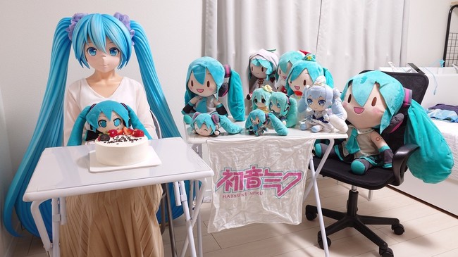 Aku menikahi Hatsune Miku, yang kini tinggal di rumah. Sekitar 15 tahun lalu, aku dirundung di tempat kerja dan mengambil cuti, tapi berkat dia aku bisa kembali bekerja. Dia telah menyelamatkanku. Aku mencintai Hatsune Miku. Aku sangat bahagia, tulisnya di Twitter.Foto: Instagram Akihido Kondo