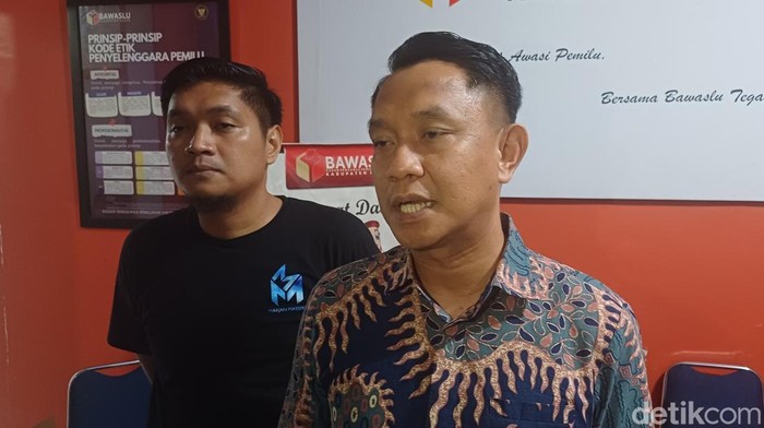 Anggota DPRD Maros, Marjan Massere saat diperiksa di Bawaslu Maros.