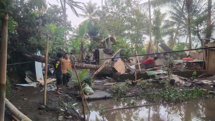Petugas saat membersihkan material yang jatuh akibat angin kencang di Treko, Mungkid, Magelang, Selasa (5/11/2024).