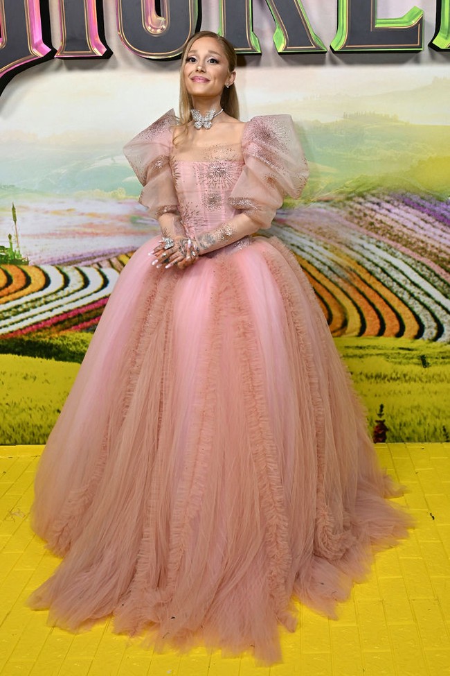 Penyanyi 31 tahun ini menampilkan gaya ethereal dengan ballgown warna bubblegum pink dari koleksi Vivienne Westwood. Lengan menggelembung menambah kesan anggun, halus dan feminin. Foto: Getty Images/SAVERIO MARFIA