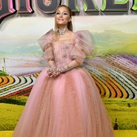 Penyanyi 31 tahun ini menampilkan gaya ethereal dengan ballgown warna bubblegum pink dari koleksi Vivienne Westwood. Lengan menggelembung menambah kesan anggun, halus dan feminin. Foto: Getty Images/SAVERIO MARFIA