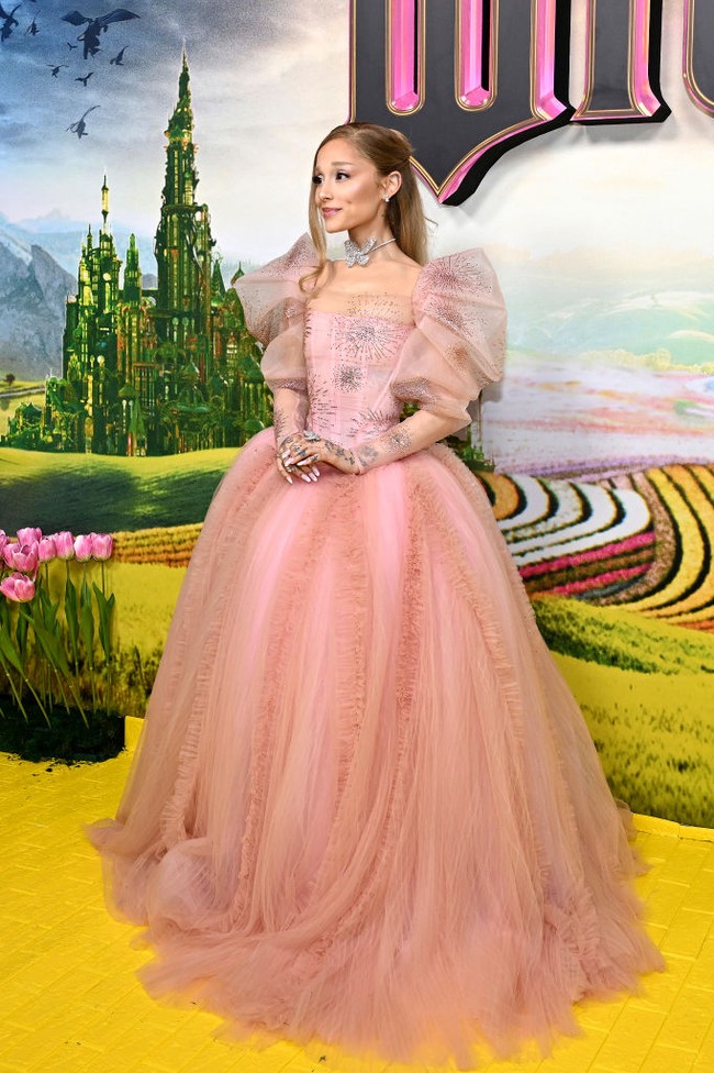 Gaya ethereal yang dreamy, angelic, kental dengan nuansa fantasi, semakin ditonjolkan dengan pemakaian kain ringan seperti chiffon dan tulle.  Foto: Getty Images/SAVERIO MARFIA