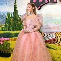 Gaya ethereal yang dreamy, angelic, kental dengan nuansa fantasi, semakin ditonjolkan dengan pemakaian kain ringan seperti chiffon dan tulle.  Foto: Getty Images/SAVERIO MARFIA