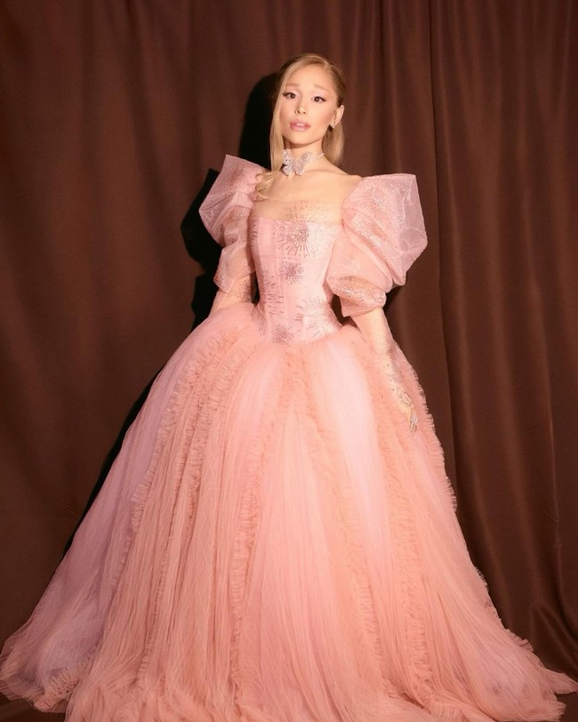 Rambut pirangnya dikuncir tengah dengan poni panjang yang ditata menyamping, membingkai sempurna wajah mungilnya. Foto: Instagram/@r.e.m.beauty @arianagrande