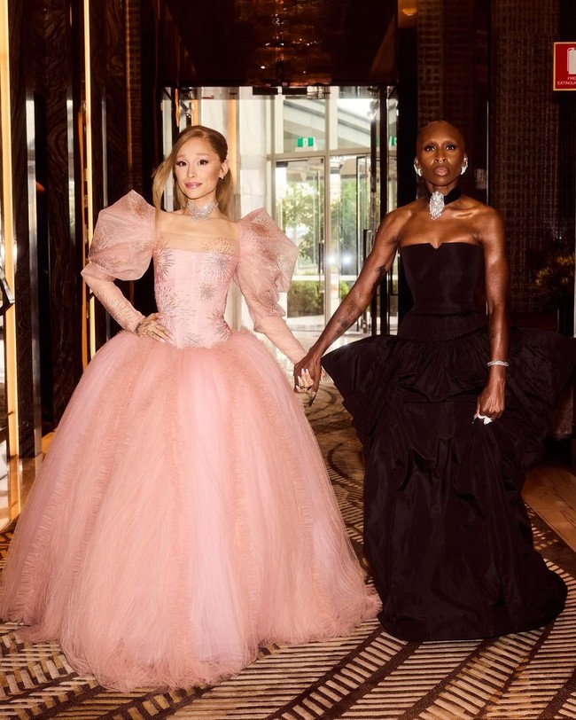 Set perhiasan yang mencerminkan pola bintang di gaunnya tersebut bertatahkan berlian dengan total lebih dari 100 karat. Foto: Instagram/@r.e.m.beauty @arianagrande