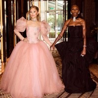 Set perhiasan yang mencerminkan pola bintang di gaunnya tersebut bertatahkan berlian dengan total lebih dari 100 karat. Foto: Instagram/@r.e.m.beauty @arianagrande