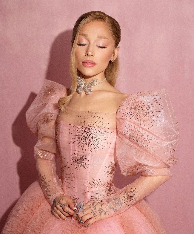 Menyesuaikan busana, makeup Ariana Grande juga dibuat bergaya dreamy dengan nuansa pink terang. Foto: Instagram/@r.e.m.beauty @arianagrande