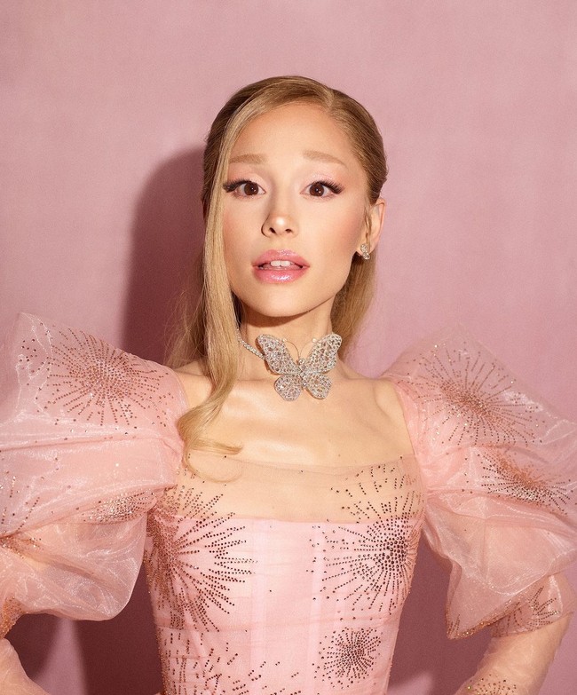 Perhiasan yang paling menonjol adalah kalung choker dengan ratusan berlian bundar dan oval. Bentuk kupu-kupu di tengah bertabur kombinasi berlian berpotongan rose dan full-cut untuk tampilan extra-sparkly. Foto: Instagram/@r.e.m.beauty @arianagrande