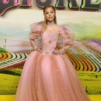 Ariana Grande mengenakan busana sesuai karakter yang diperankannya, Glinda the Good Witch untuk premiere film ‘Wicked’ di Sydney, Australia. Foto: Getty Images/SAVERIO MARFIA