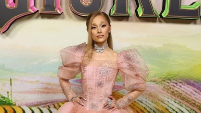 8 Pesona Ariana Grande Jadi Penyihir Baik, Pakai Berlian 100 Karat