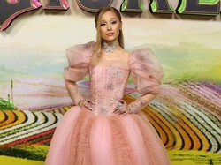 8 Pesona Ariana Grande Jadi Penyihir Baik, Pakai Berlian 100 Karat