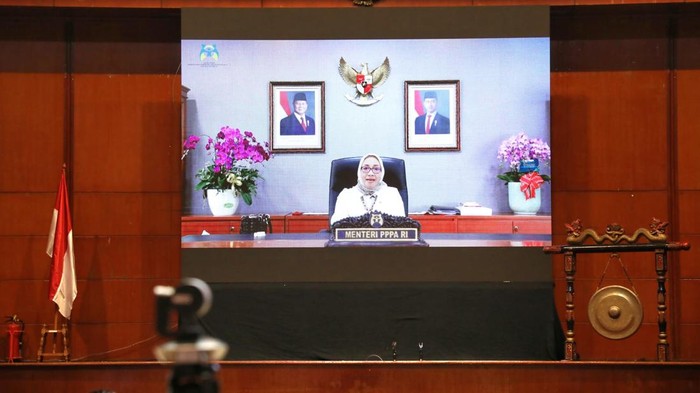 Menteri PPPA, Arifatul Choiri Fauzi, saat membuka acara seminar Srikandi Perempuan Dalam Kancah Politik Keterwakilan Perempuan Dalam Pimpinan Alat Kelengkapan DPR RI 2024-2029 di Hotel Bidakara, Jakarta Selatan, Selasa (5/11/2024).