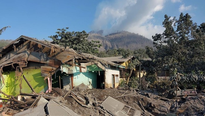 Asap vulkanik Gunung Lewotobi Laki-Laki Gunung Lewotobi Laki-Laki mengeluarkan asap vulkanik terlihat dari Kecamatan Ile Bura, Kabupaten Flores Timur, Nusa Tenggara Timur, Senin (4/11/2024). Badan Pencarian dan Pertolongan atau Basarnas yang berbasis di Kabupaten Maumere menyatakan data korban meninggal dunia akibat erupsi Gunung Lewotobi Laki-Laki per Senin 4 November 2024 pukul 11.51 Wita berjumlah 10 orang. ANTARA FOTO/Pemulet Paul/sgd/tom.