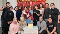 Momen Ashanty berfoto bersama keluarga saat ulang tahun di rumah. (Foto: dok Instagram)