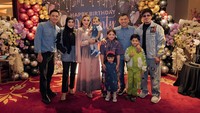Pesta ulang tahun Ashanty lanjut malam harinya. Kali ini ada Aurel Hermansyah, Atta Halilintar beserta kedua anaknya. (Foto: dok Instagram)