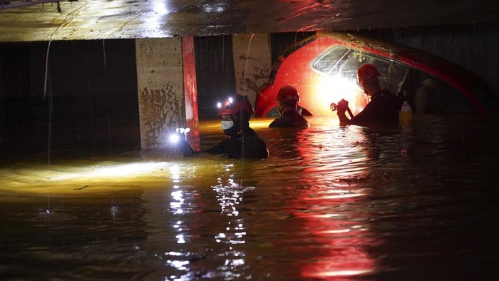 Basement di Valencia Jadi Lautan Akibat Banjir Bandang Banjir Bandang melanda sejumlah wilayah di Spanyol. Salah satunya basement yang ada di Paiporta, dekat Valencia, Spanyol.