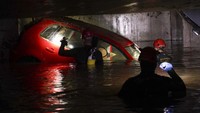Para ilmuwan iklim dan ahli meteorologi mengatakan penyebab langsung banjir tersebut disebut sistem badai bertekanan rendah yang terputus yang bermigrasi dari aliran jet yang luar biasa bergelombang dan terhenti. 