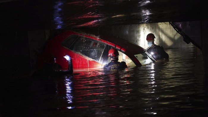 Basement di Valencia Jadi Lautan Akibat Banjir Bandang Banjir Bandang melanda sejumlah wilayah di Spanyol. Salah satunya basement yang ada di Paiporta, dekat Valencia, Spanyol.
