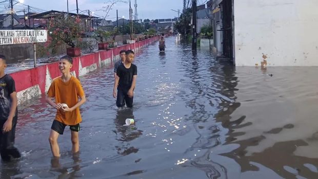 Bencana banjir melanda warga Pondok Aren, Tangerang Selatan (Tangsel), Banten. Banjir disebabkan jebolnya tanggul kali di dekat perumahan warga. (IG Polsek Pondok Aren)