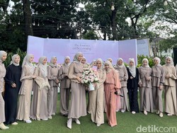 Alunicorn 7 Tahun Berkarya Hadirkan Busana Plisket dengan Teknik Origami