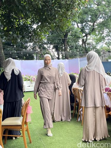Brand hijab dan busana muslim asal Bandung menggelar trunk show dengan teknik origami yang unik. Brand hijab dan busana muslim asal Bandung menggelar trunk show dan mengeluarkan koleksi dengan teknik origami yang unik.