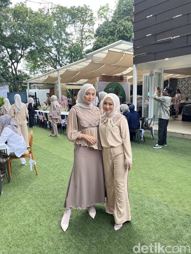 Brand hijab dan busana muslim asal Bandung menggelar trunk show dengan teknik origami yang unik. Brand hijab dan busana muslim asal Bandung menggelar trunk show dan mengeluarkan koleksi dengan teknik origami yang unik.