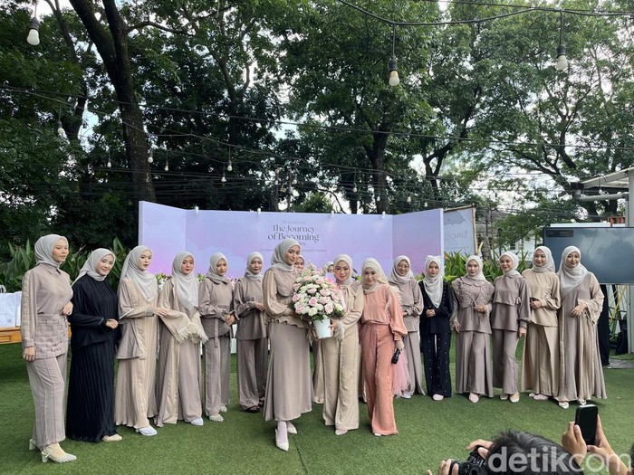 Brand hijab dan busana muslim asal Bandung menggelar trunk show dan mengeluarkan koleksi dengan teknik origami yang unik.