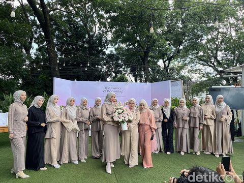 Brand hijab dan busana muslim asal Bandung menggelar trunk show dengan teknik origami yang unik. Brand hijab dan busana muslim asal Bandung menggelar trunk show dan mengeluarkan koleksi dengan teknik origami yang unik.