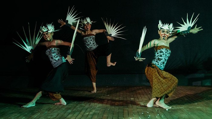 Sanggar Uyah Lengis Langgo melangsungkan karya drama tari “I Siap Selem” dengan tema mesatua (mendongeng) pada 15 Maret 2024 di Titik Dua Ubud. Pertunjukan drama tari ini menjadi titik perjalanan kedelapan persembahan #GIK1Dekade: Kado Untuk Sanggar.