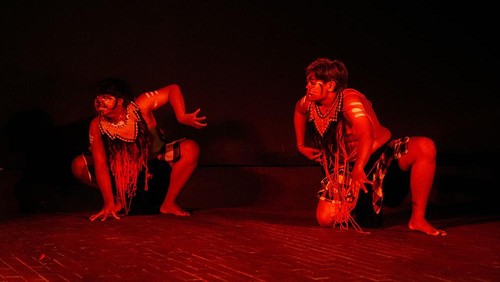 Sanggar Uyah Lengis Langgo melangsungkan karya drama tari “I Siap Selem” dengan tema mesatua (mendongeng) pada 15 Maret 2024 di Titik Dua Ubud. Pertunjukan drama tari ini menjadi titik perjalanan kedelapan persembahan #GIK1Dekade: Kado Untuk Sanggar.