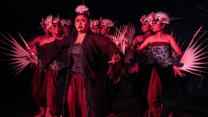 Sanggar Uyah Lengis Langgo melangsungkan karya drama tari “I Siap Selem” dengan tema mesatua (mendongeng) pada 15 Maret 2024 di Titik Dua Ubud. Pertunjukan drama tari ini menjadi titik perjalanan kedelapan persembahan #GIK1Dekade: Kado Untuk Sanggar.