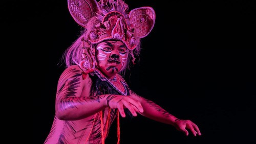 Sanggar Uyah Lengis Langgo melangsungkan karya drama tari “I Siap Selem” dengan tema mesatua (mendongeng) pada 15 Maret 2024 di Titik Dua Ubud. Pertunjukan drama tari ini menjadi titik perjalanan kedelapan persembahan #GIK1Dekade: Kado Untuk Sanggar.