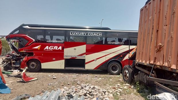 Bus Agra Mas ringsek usai mengalami kecelakaan di Tol Kendal, Senin (4/11/2024) malam.