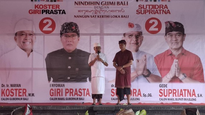 Cagub Bali nomor urut 2, Wayan Koster, bersama cawabup Buleleng, Gede Supriatna, berkampanye di Desa Adat Penarukan, Buleleng, Selasa (5/11/2024). (Wijaya Kusuma/detikBali)