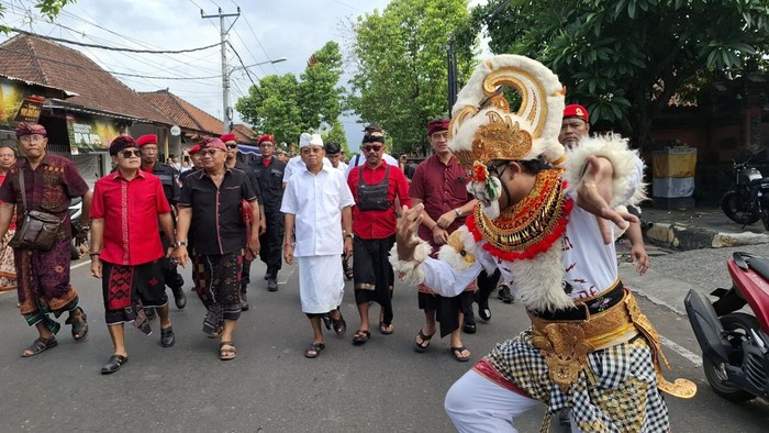 Cagub Bali nomor urut 2, Wayan Koster, bersama cawabup Buleleng nomor urut 2, Gede Supriatna, berkampanye di Desa Adat Penarukan, Selasa (5/11/2024). (Wijaya Kusuma/detikBali)