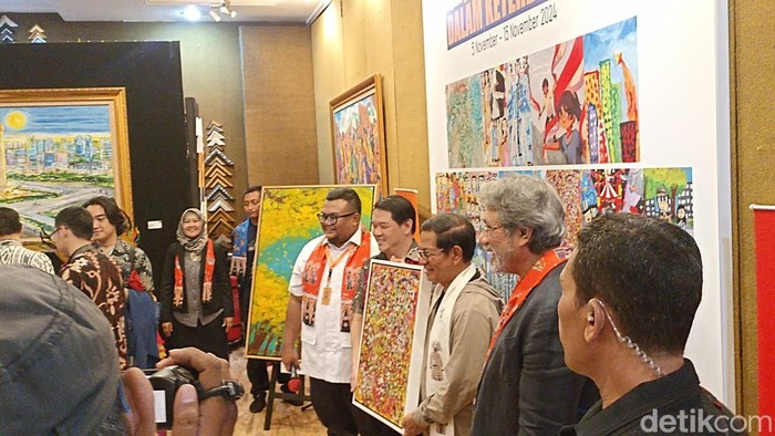 Calon Gubernur Jakarta nomor urut 3 Pramono Anung memborong lima karya lukisan dari para seniman di 75 Gallery, Mampang Prapatan, Jaksel (Diah/detikcom)