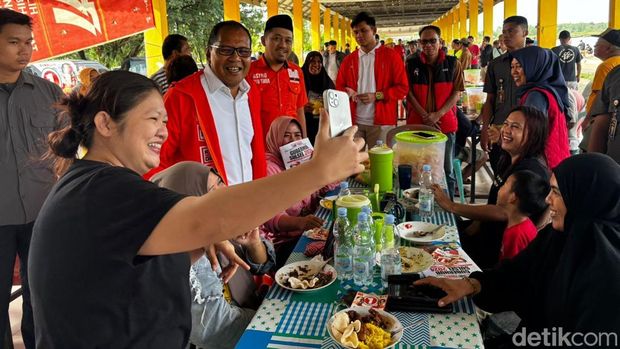 Calon Gubernur Sulsel Moh Ramdhan 'Danny' Pomanto memantau aktivitas jual beli ikan di TPI Wewangriwu, Luwu Timur.