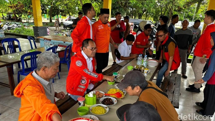 Calon Gubernur Sulsel Moh Ramdhan ‘Danny’ Pomanto menyantap sokko pipi bareng warga di TPI Wewangriwu, Luwu Timur.