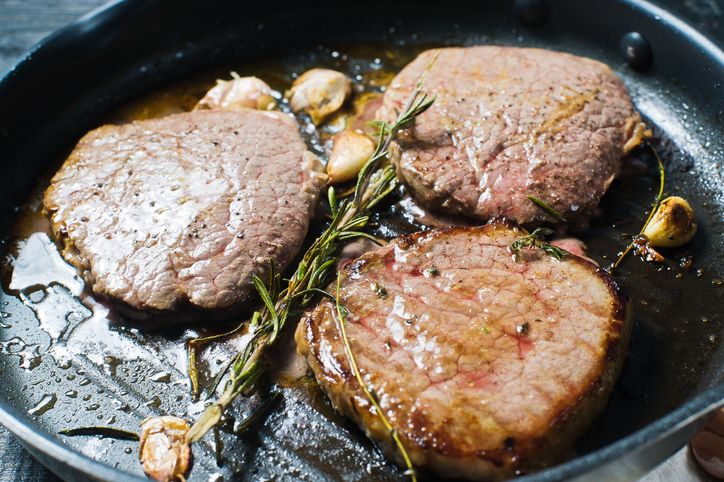 cara memasak steak pakai beberapa bumbu, seperti garam kosher, thyme, hingga madu.