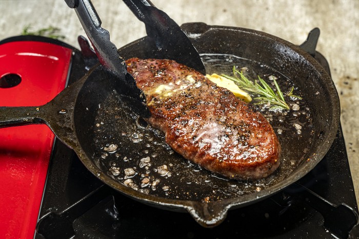 cara memasak steak pakai beberapa bumbu, seperti garam kosher, thyme, hingga madu.