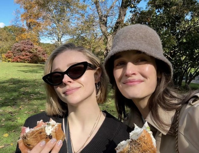 Chloe pertama kali memicu spekulasi ini ketika ia hadir di acara Louis Vuitton pada Maret dengan cincin berlian di jari manisnya. Sebulan kemudian, di Disneyland, Kate juga terlihat memakai cincin yang serupa. Foto: dok. Instagram @chloegmoretz, @thekateharrison